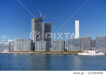 東京湾の海岸の風景　晴海ふ頭・晴海フラッグ 123484980