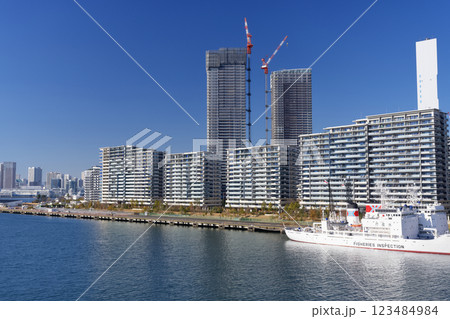 東京湾の海岸の風景 晴海ふ頭・晴海フラッグ 東京湾の海岸の風景 晴海ふ頭・晴海フラッグ 123484984