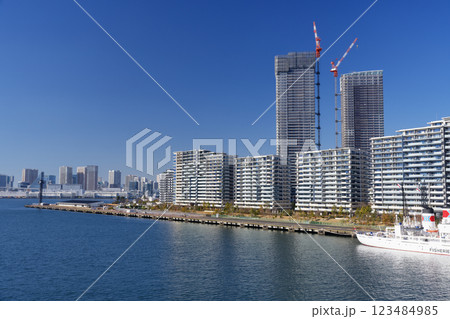 東京湾の海岸の風景 晴海ふ頭・晴海フラッグ 東京湾の海岸の風景 晴海ふ頭・晴海フラッグ 123484985