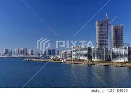 東京湾の海岸の風景　晴海ふ頭・晴海フラッグ 123484986