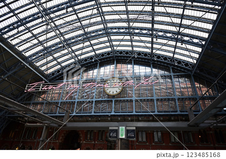 ロンドンのセントパンクラス駅 123485168