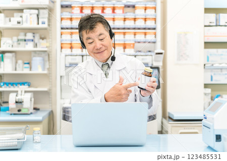 病院・薬局でパソコンを使ってオンライン服薬指導・診療する薬剤師・調剤師の男性(処方箋・医師) 病院・薬局でパソコンを使ってオンライン服薬指導・診療する薬剤師・調剤師の男性(処方箋・医師) 123485531