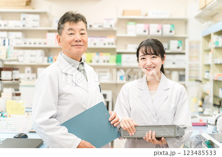 調整薬局で一緒に働く薬剤師・調剤師の男女 調整薬局で一緒に働く薬剤師・調剤師の男女 123485533