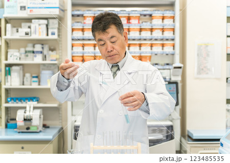 研究室で研究する研究職・薬剤師・調剤師 研究室で研究する研究職・薬剤師・調剤師 123485535