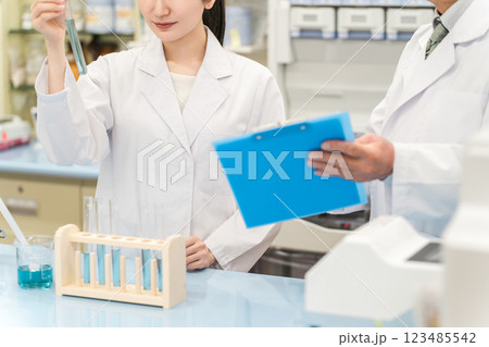 研究室で研究する医学生・研究員・薬剤師・調剤師 研究室で研究する医学生・研究員・薬剤師・調剤師 123485542