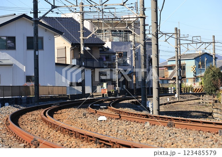 急カーブを描く東武佐野線の線路 123485579