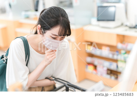 薬局・ドラッグストアで買い物をするマスク姿の女性 123485683