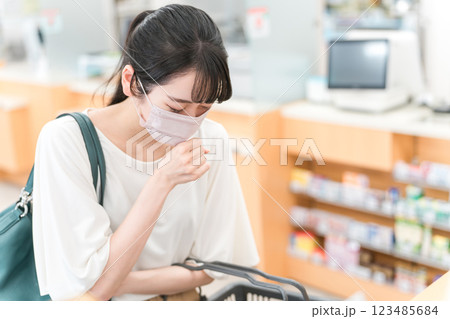 薬局・ドラッグストアで買い物をするマスク姿の女性 薬局・ドラッグストアで買い物をするマスク姿の女性 123485684