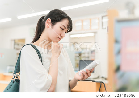 薬局・ドラッグストア・コンビニエンスストアで化粧品・コスメの買い物をする女性 123485686