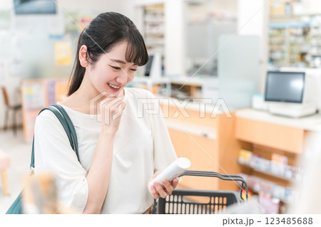 薬局・ドラッグストア・コンビニエンスストアで買い物をする女性 123485688
