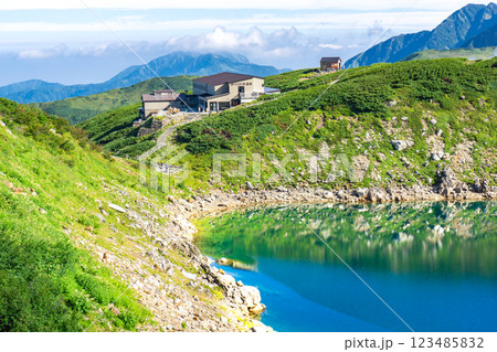 室堂平から見るミクリガ池とみくりが池温泉 北アルプス剱岳登山 室堂平から見るミクリガ池とみくりが池温泉 北アルプス剱岳登山 123485832