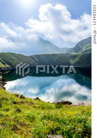 室堂平から見るミクリガ池　北アルプス剱岳登山 123485833