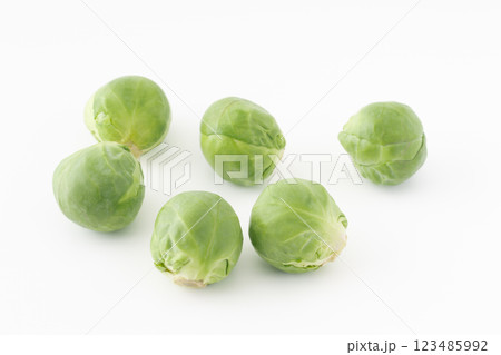 白背景に複数の芽キャベツ 123485992