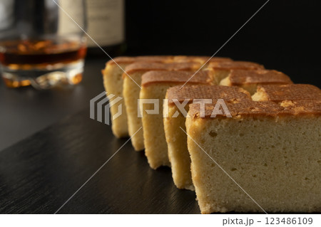 ブランデーケーキとブランデー ブランデーケーキとブランデー 123486109