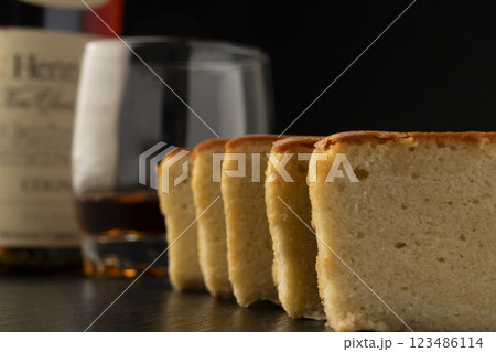 ブランデーケーキとブランデー ブランデーケーキとブランデー 123486114