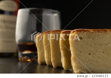 ブランデーケーキとブランデー ブランデーケーキとブランデー 123486115