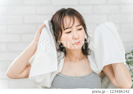 頭皮がかゆい・フケ・臭いに悩むお風呂上がりのアジア人女性 123486142