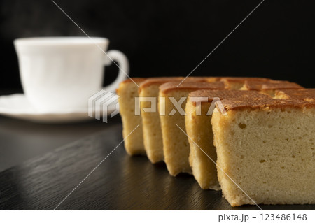 ブランデーケーキと温かい飲み物 ブランデーケーキと温かい飲み物 123486148