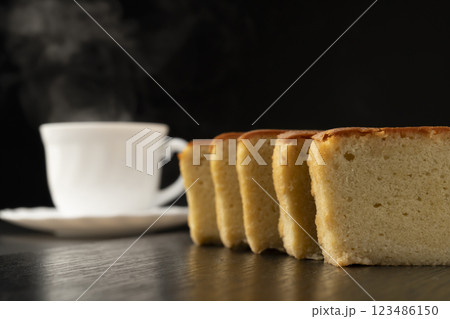 ブランデーケーキと温かい飲み物 123486150