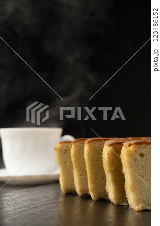 ブランデーケーキと温かい飲み物 123486152