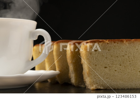 ブランデーケーキと温かい飲み物 ブランデーケーキと温かい飲み物 123486153