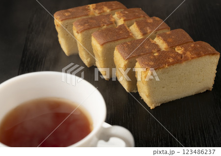 ブランデーケーキと紅茶 123486237