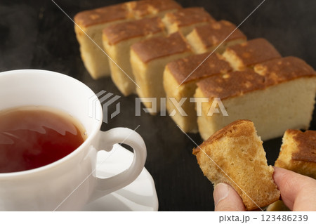 ブランデーケーキと紅茶 123486239