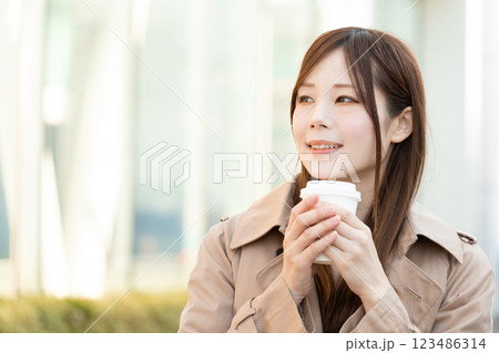 ホットドリンクを飲む女性のイメージ (写真素材) ホットドリンクを飲む女性のイメージ (写真素材) 123486314