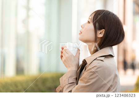 ホットドリンクを飲む女性のイメージ (写真素材) ホットドリンクを飲む女性のイメージ (写真素材) 123486323