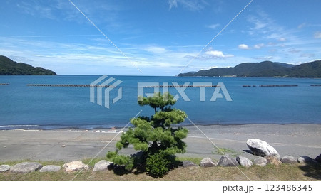 坂尻海水浴場から見る若狭湾 坂尻海水浴場から見る若狭湾 123486345
