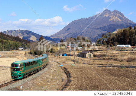 冬の由布岳と特急「ゆふいんの森」(JR九州) 冬の由布岳と特急「ゆふいんの森」(JR九州) 123486348