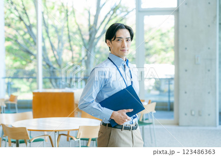 オフィスで働くビジネスパーソン オフィスで働くビジネスパーソン 123486363