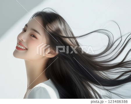 ツヤのある柔らかいストレートロングヘアの女性 ツヤのある柔らかいストレートロングヘアの女性 123486386