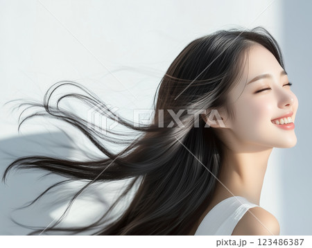 ツヤのある柔らかいストレートロングヘアの女性 ツヤのある柔らかいストレートロングヘアの女性 123486387