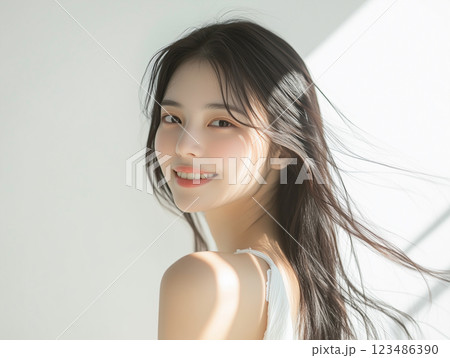 ツヤのある柔らかいストレートロングヘアの女性 123486390