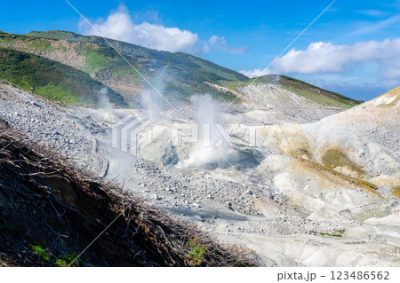 雷鳥沢ヒュッテから見る地獄谷(噴煙、水蒸気) 北アルプス剱岳登山 雷鳥沢ヒュッテから見る地獄谷(噴煙、水蒸気) 北アルプス剱岳登山 123486562