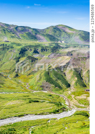 雷鳥沢登山道から見る室堂平と国見岳　北アルプス剱岳登山 123486569