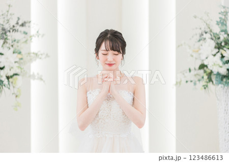 結婚式場で祈る花嫁・新婦の女性（祈り・祈る） 123486613