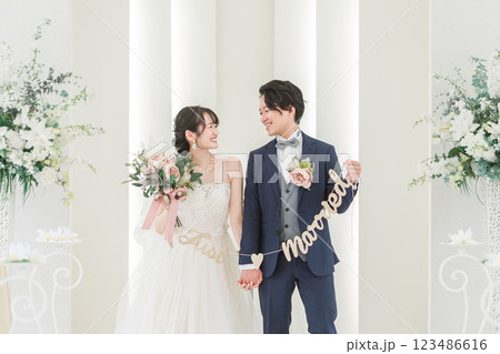 結婚式場でガーランドを持つ新郎新婦(ブライダル・ウェディング) 結婚式場でガーランドを持つ新郎新婦(ブライダル・ウェディング) 123486616