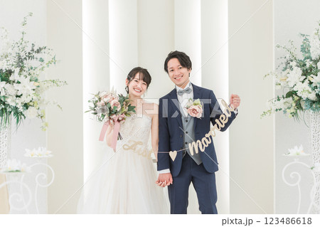 結婚式場でガーランドを持つ新郎新婦（ブライダル・ウェディング） 123486618