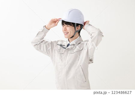 作業服を着た男性　ヘルメット　作業員 123486627