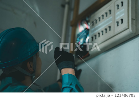 電気工事士 123486705