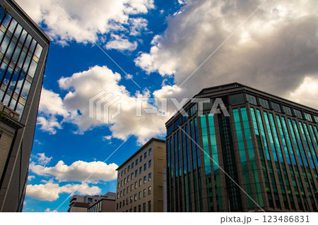 【京都風景】烏丸通りの空とビル群 123486831