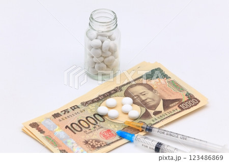 薬とお金のイメージ 薬とお金のイメージ 123486869