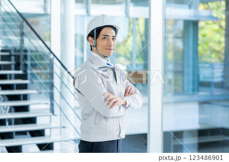 作業服を着たビジネスマン 123486901