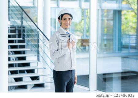 作業服を着たビジネスマン 作業服を着たビジネスマン 123486938