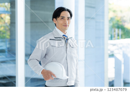作業服を着たビジネスマン 作業服を着たビジネスマン 123487079
