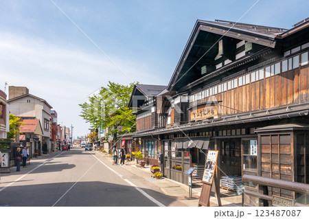 秋田・増田の内蔵 増田蔵町通り 中七日町 山吉肥料店・山中吉助商店・増田観光物産センター蔵の駅 秋田・増田の内蔵 増田蔵町通り 中七日町 山吉肥料店・山中吉助商店・増田観光物産センター蔵の駅 123487087
