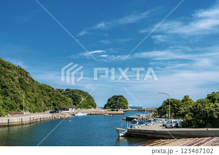 三浦市の静かな漁港　宮川港の風景　静けさを感じる港町 123487102