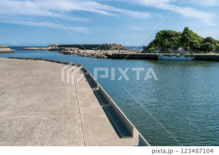 三浦市の宮川港　静かで美しい漁港の風景 123487104